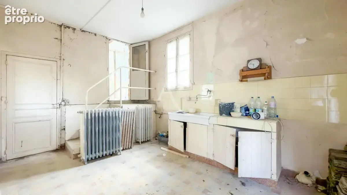 Maison à rénover avec une dépendance aménagée en fond de parcelle. - photo 3