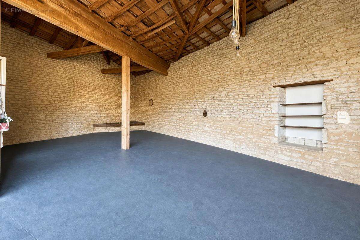Charme absolu: maison rénovée à Neuville-de-Poitou - photo 13