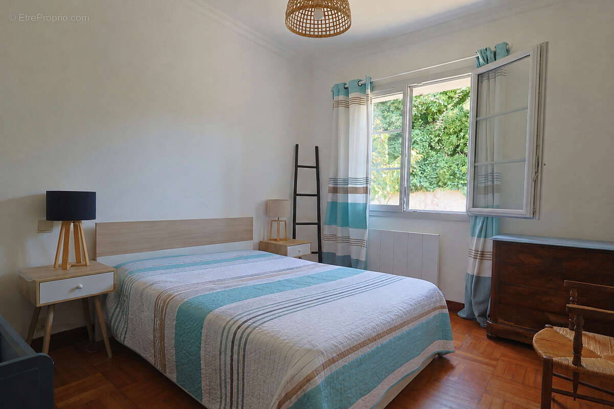 EMPLACEMENT PRIVILÉGIÉ - Maison chaleureuse de 115 m² avec terrasses - photo 7
