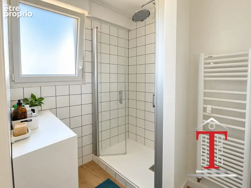 Salle de bains avec fenêtre