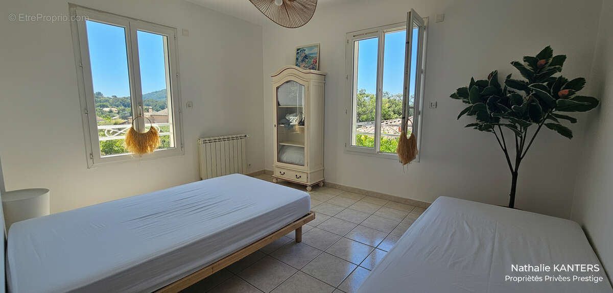 Maison Six Fours Les Plages 7 pièce(s) 200 m2 - photo 10