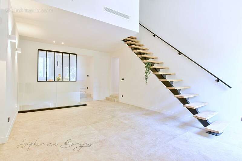 Appartement à vendre 5 pièces AIX EN PROVENCE (13) - 118 m², 3 chambres, un jardin privatif, dans parc de 5 000 m² - photo 8