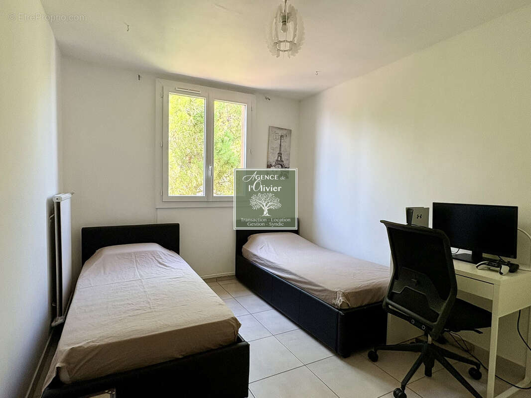 ARLES. Appartement en parfait état avec cave et parking. - photo 7