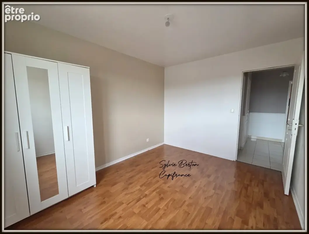 VAUJOURS - Appartement T3 de 72 m3 avec balcon, box et place de parking - photo 8