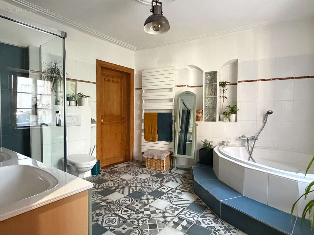 7 pièces - 5 chambres - 163,56 m2 habitables et 139 m2 aménageables - 197 m² de terrain - photo 7