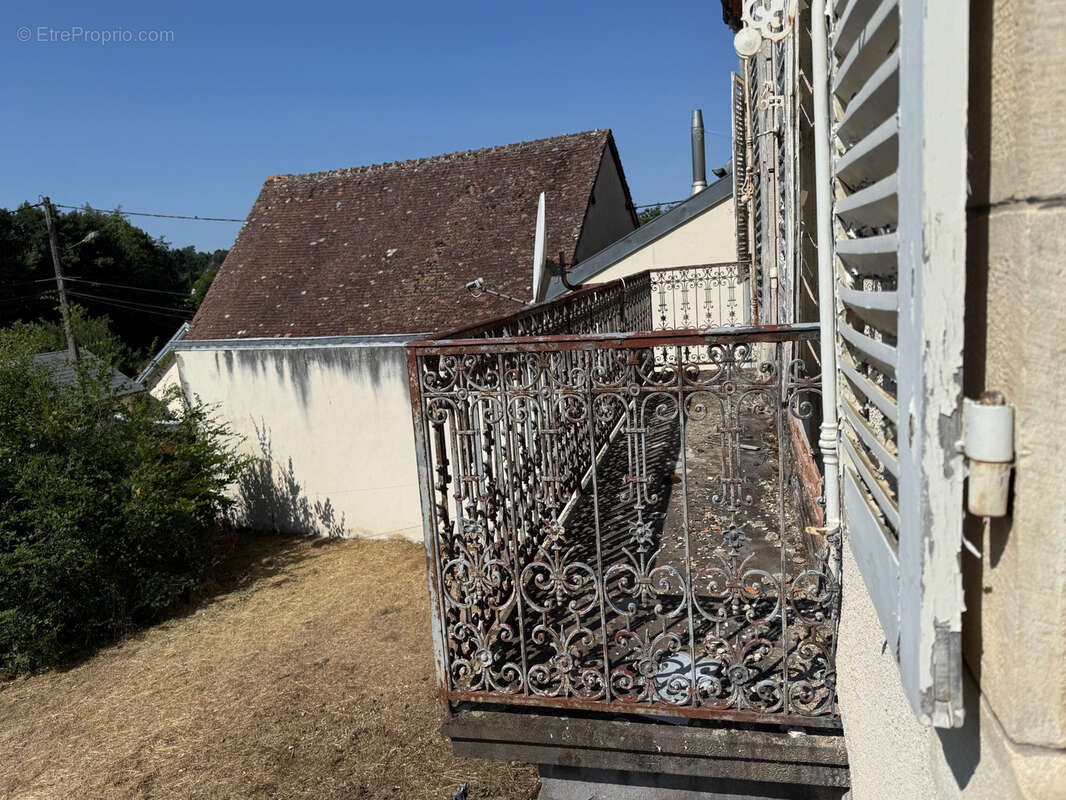 Auv 1227 : Maison de bourg à rénover, jardin, garages et grange - photo 11