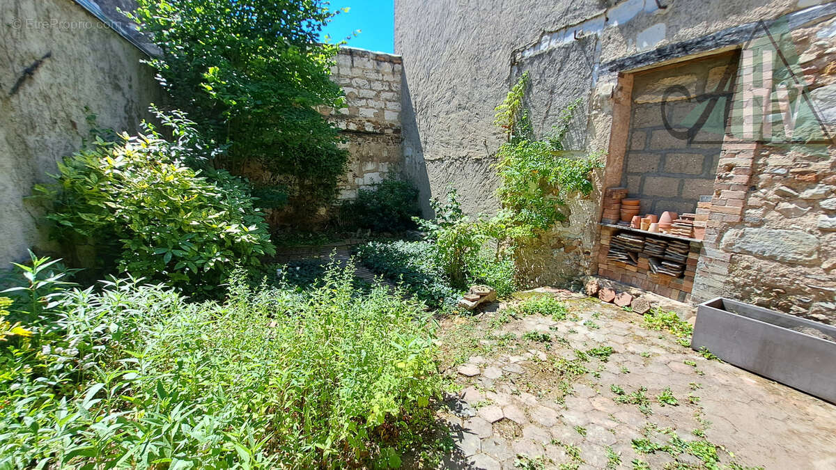 Pont sur Yonne (89) - Maison de 85 m2 avec 3 chambres, petit jardin et belle grange. - photo 16