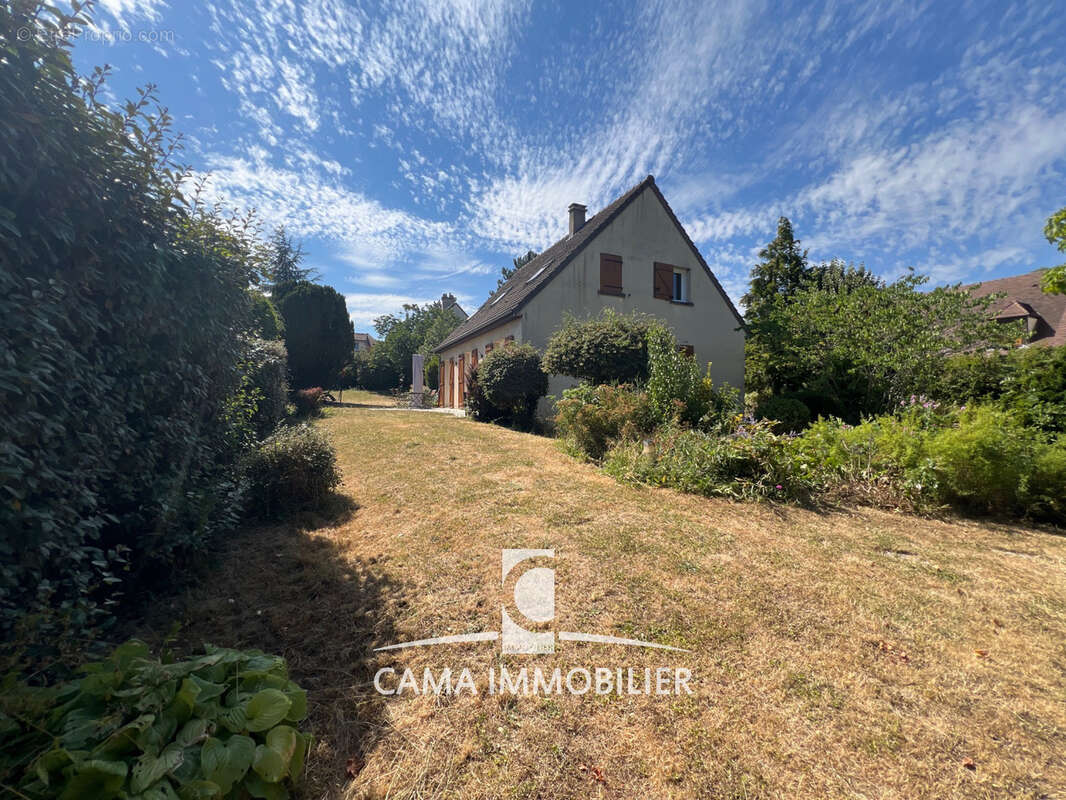 Très belle maison  à Jouy-en-Josas sur grand terrain plat. en très bon état.  Proche des transports. - photo 20