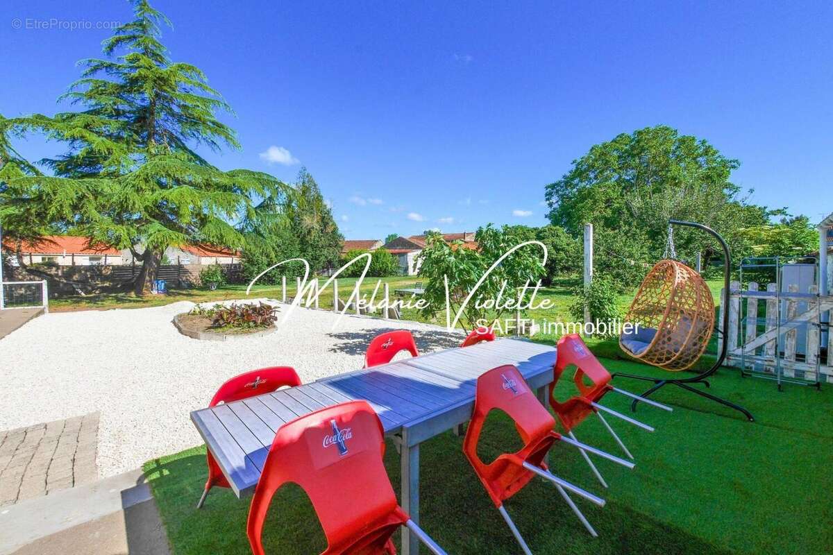 Maison 222 m² à Les Magnils-Reigniers  - photo 8
