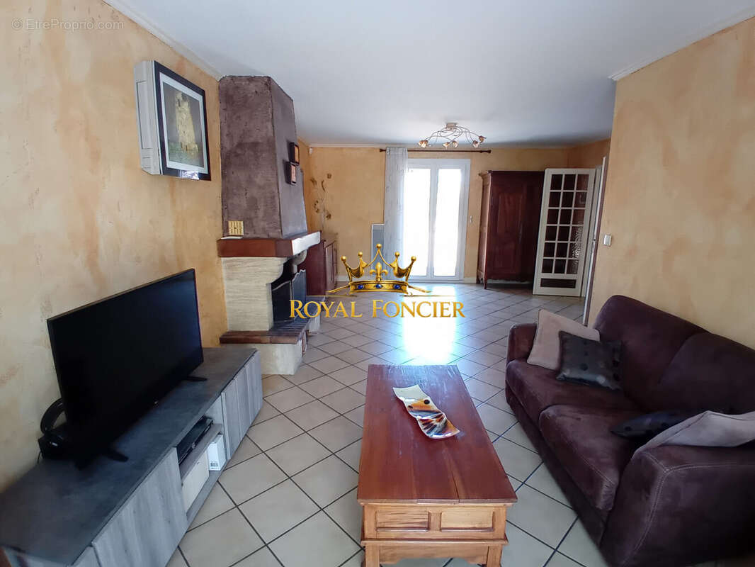 Espace de vie de 30 m2 avec sa cheminée et sa clim  - Maison à CHATELLERAULT