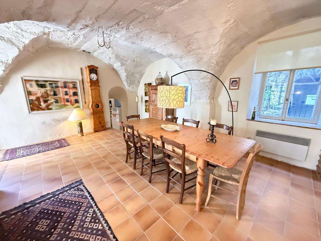 Maison à ALBA-LA-ROMAINE