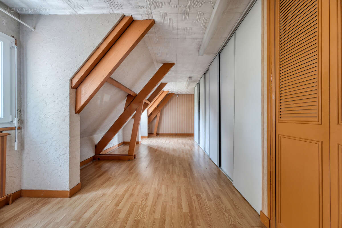 Maison familiale 10 pieces - 6 chambres - sous sol total - terrain de 1800m2 - photo 31
