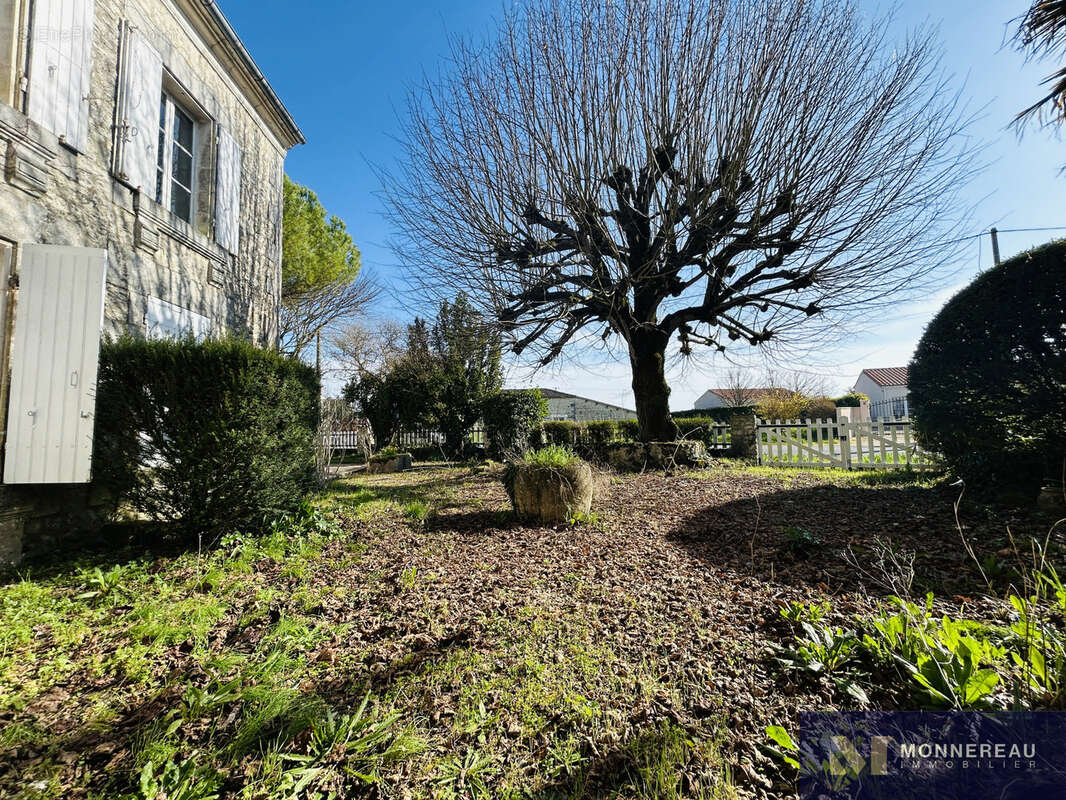 Maison ancienne avec jardin et garage - photo 23
