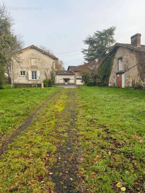 Maison à CHAMPAGNAC-LA-RIVIERE