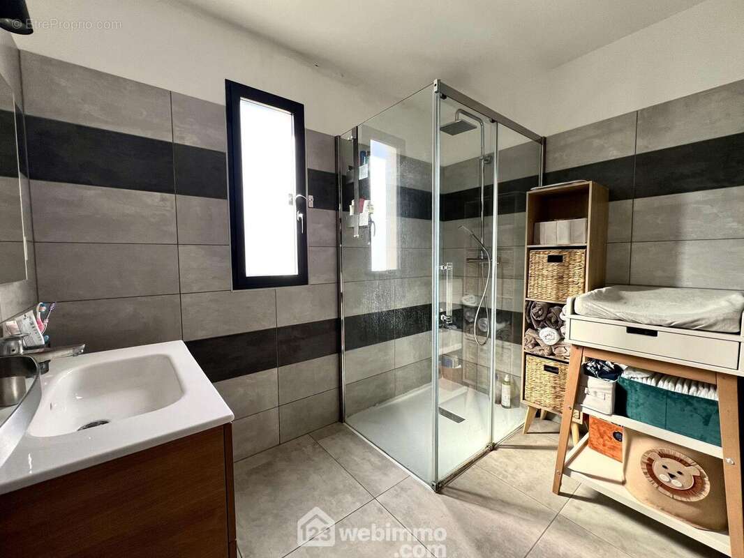 La salle d&#039;eau confortable possède une ouverture - Appartement à SAN-MARTINO-DI-LOTA