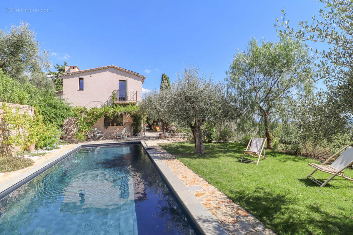 Maison à CHATEAUNEUF-GRASSE