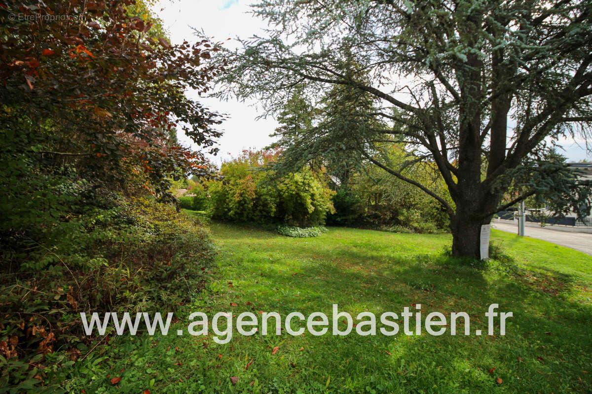 Terrain à DIVONNE-LES-BAINS