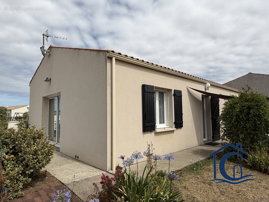 Vue côté - terrasse - Maison à SAINT-JUST-LUZAC