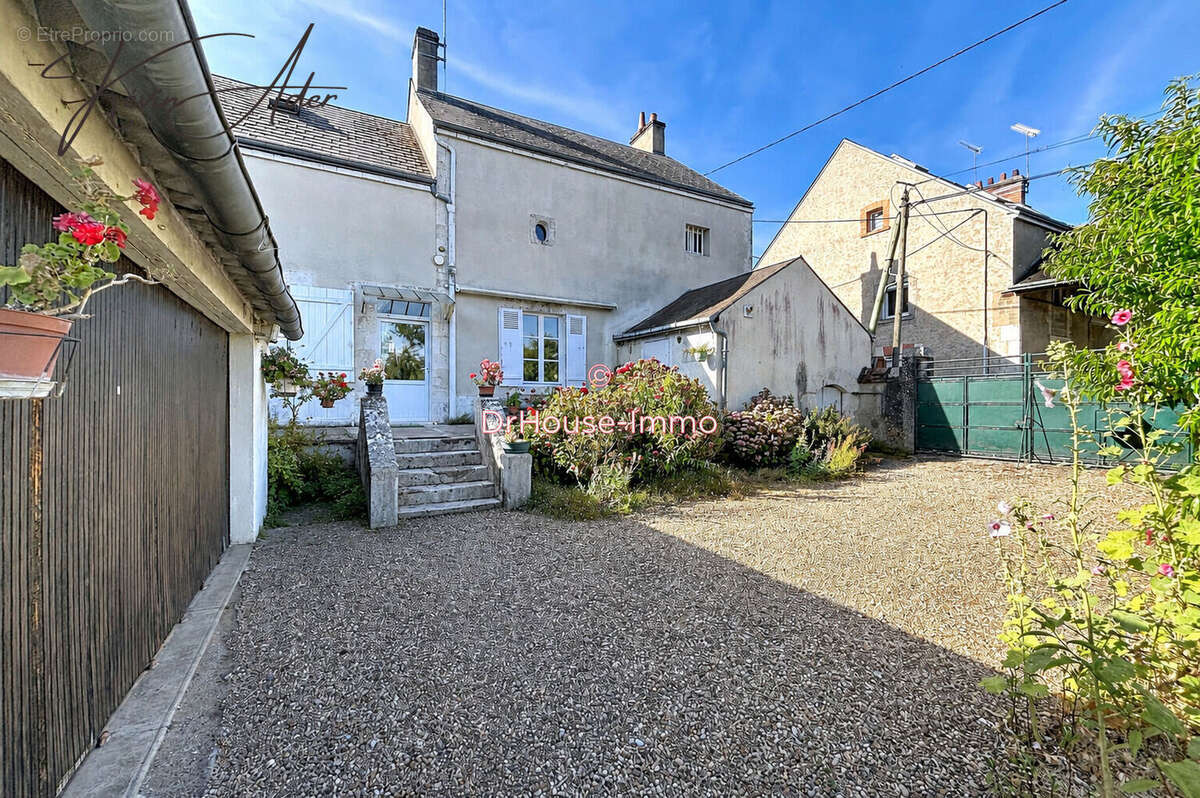 Maison à LA CHAPELLE-SAINT-MESMIN
