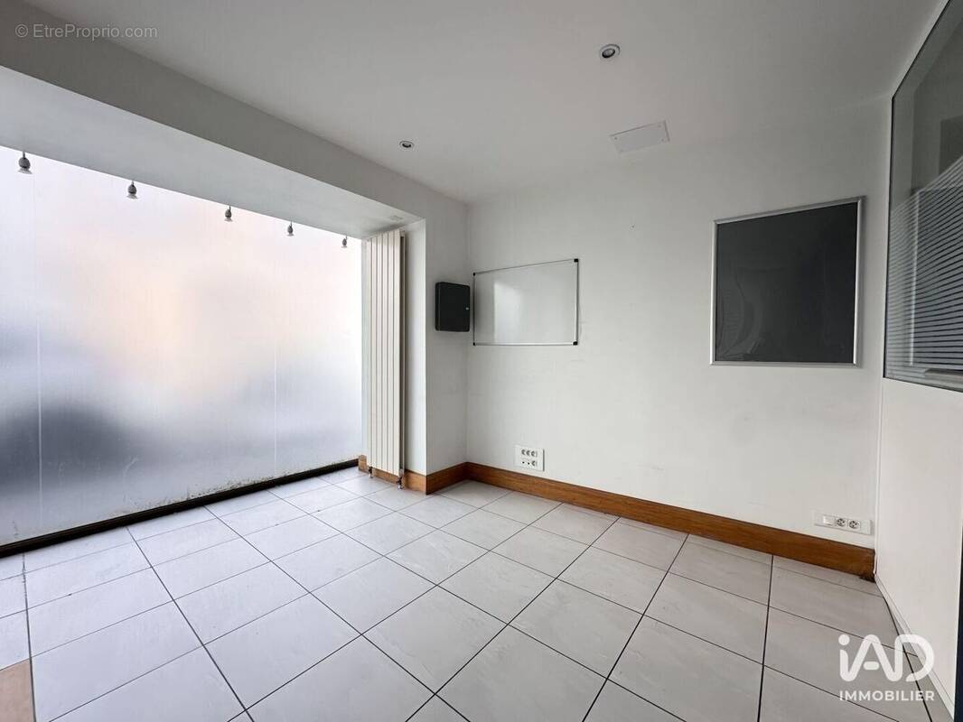 Photo 1 - Commerce à TRAPPES