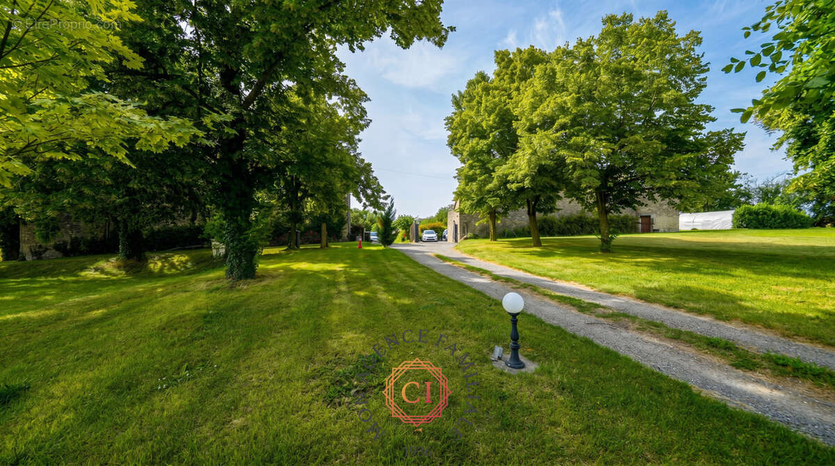 Propriété d'exception avec château, maison indépendante et parc d'env. 2,4 hectares - photo 15