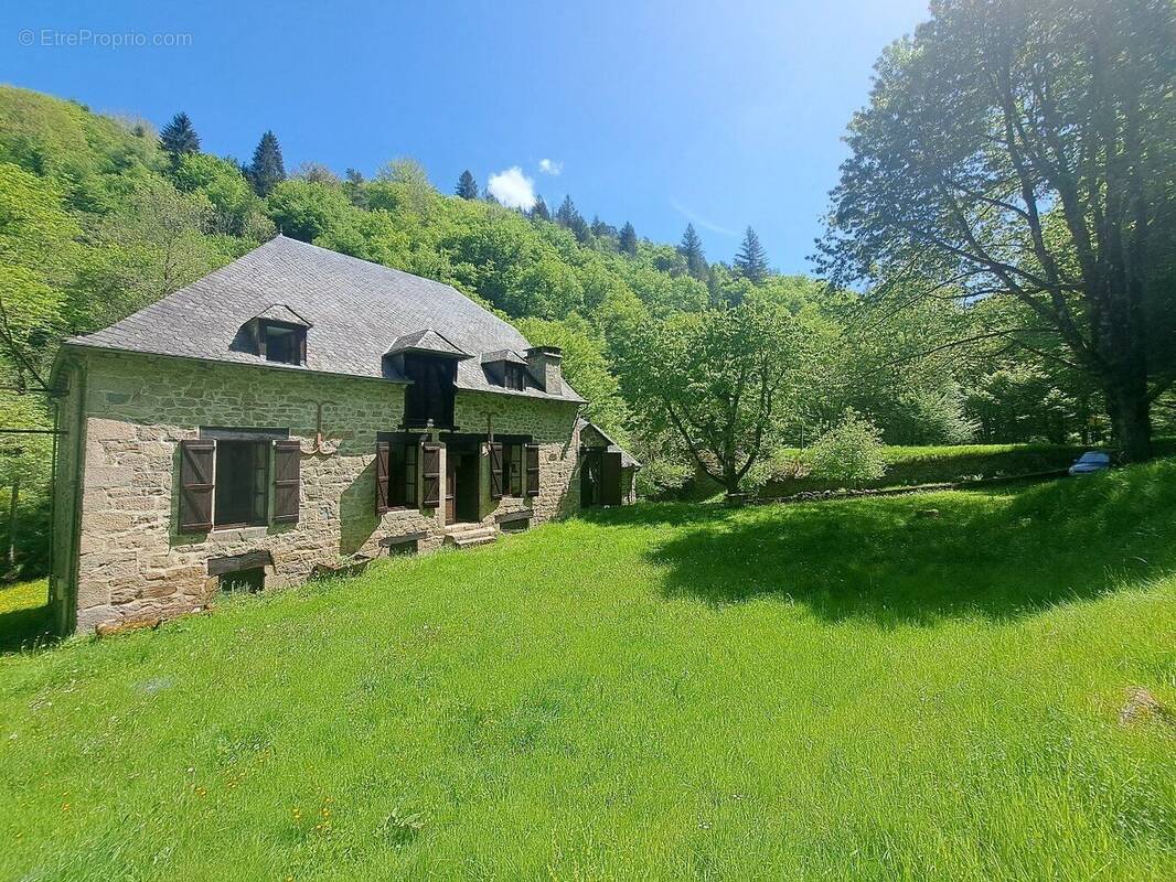 Maison à LA ROCHE-CANILLAC