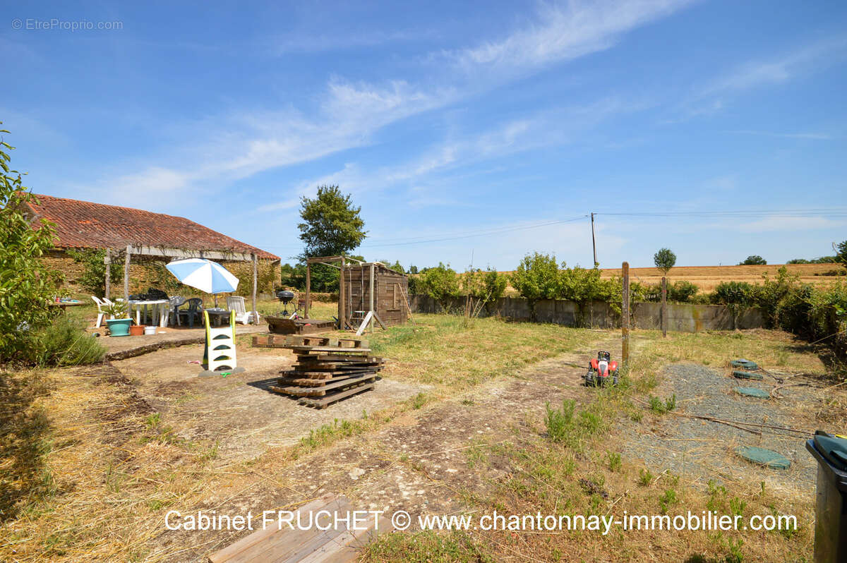 Maison à BAZOGES-EN-PAREDS