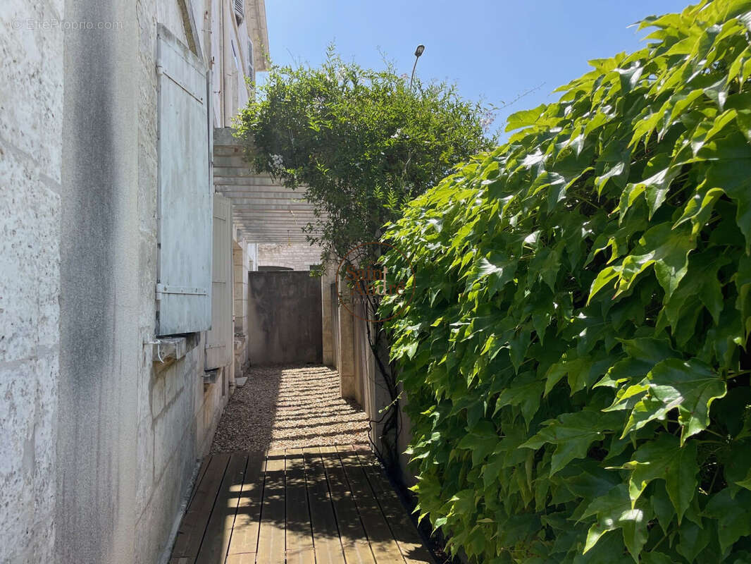 Maison 268 m² à Angouleme  - photo 3
