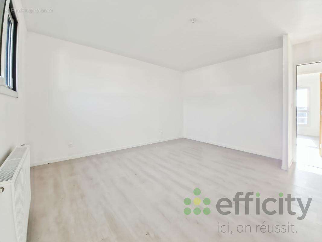 Maison à NEUVILLE-SUR-SARTHE