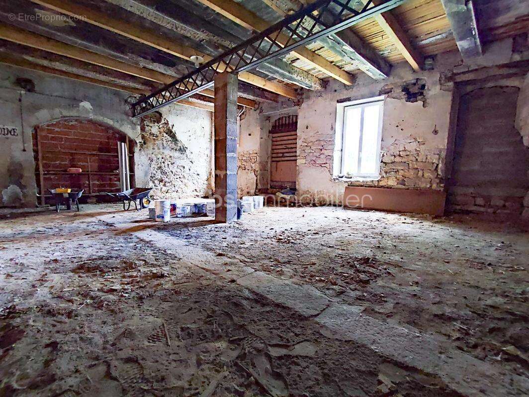 Grande cave de 110 m² à fort potentiel - photo 3