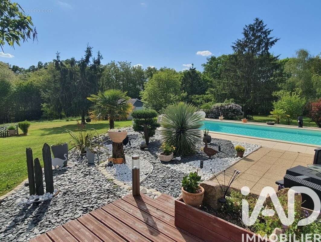 Maison 250 m² à Cherves-Chatelars  - photo 2