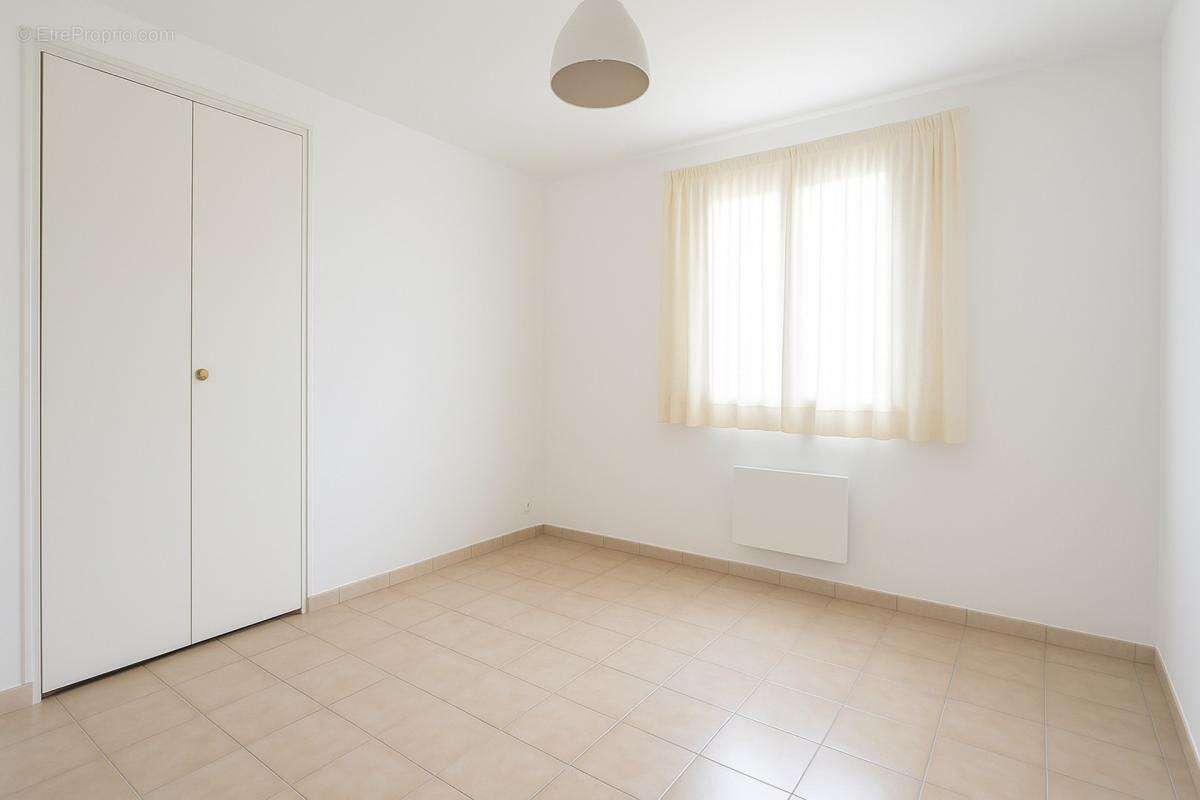 EYGUIÈRES (13)  Belle maison familiale de 165 m² avec piscine, 5 chambres, proche du centre village - photo 12