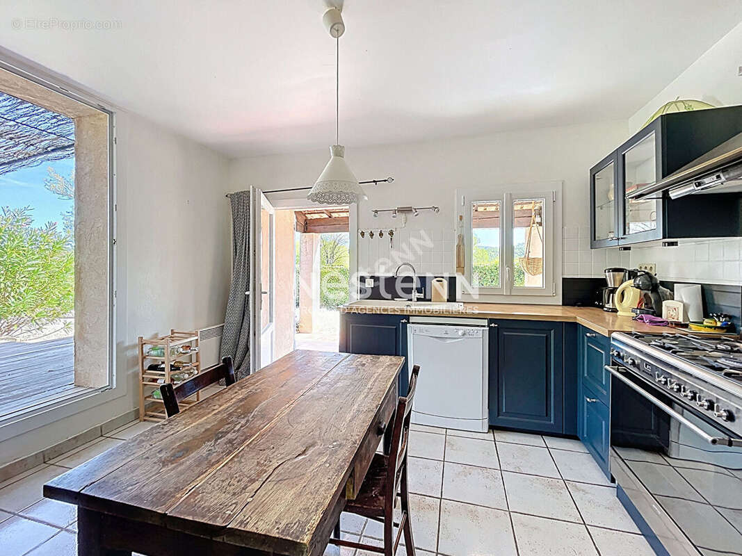 Villa indépendante de plain, 90m2 habitables, 3 chambres, possibilité d'agrandissement, piscine 4x8 et jardin. Vue imprenable ! - photo 8