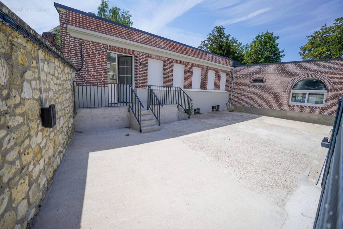 Parking privé avec portail aotomatisé - Appartement à ABBEVILLE