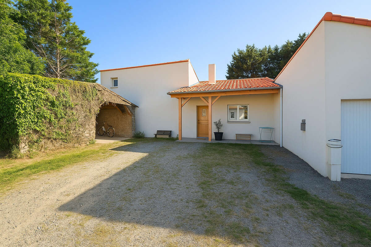 Maison à SAINT-CHRISTOPHE-LA-COUPERIE