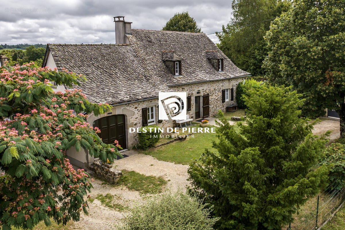 Maison à SAINT-MARTIAL-ENTRAYGUES