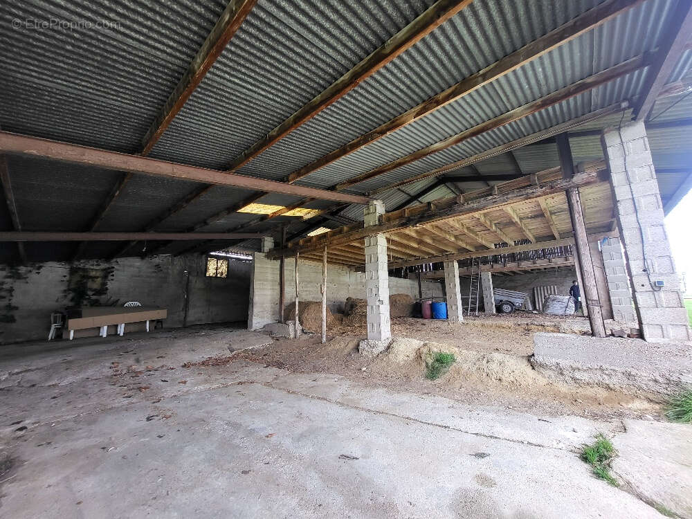 Parking à CHATILLON-SUR-CHALARONNE