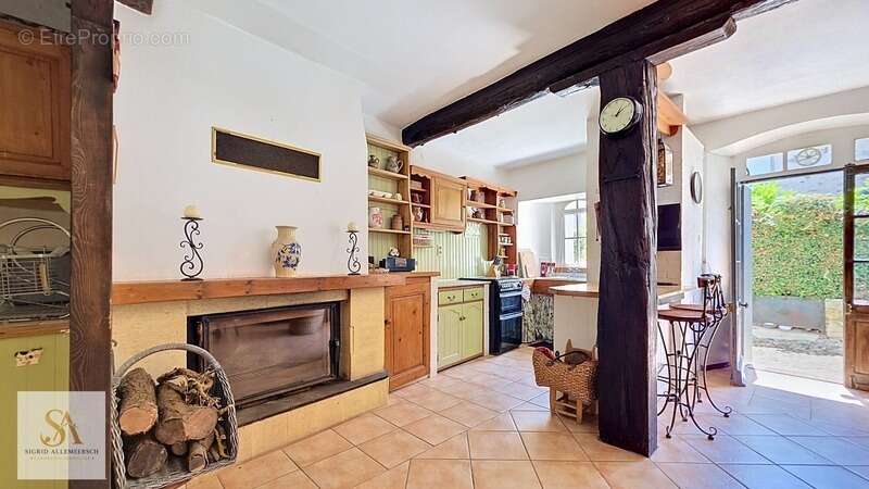 Maison de caractère en pierre, 3 chambres, jardin, terrasse et garage – Charme authentique au cœur d’un village calme entouré de - photo 4