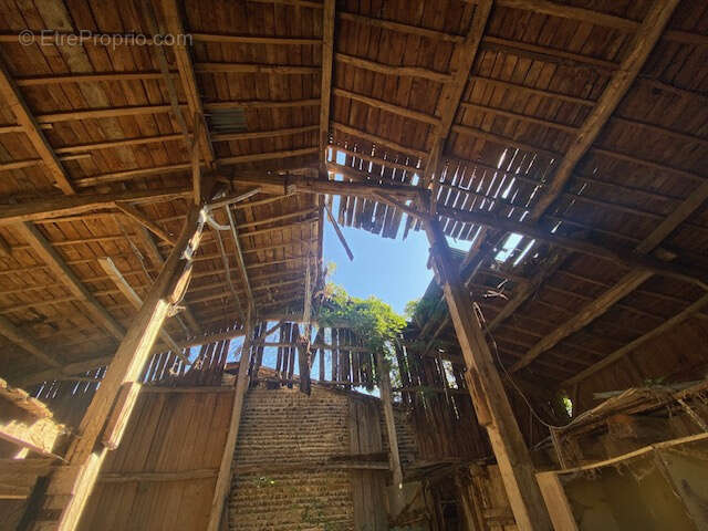 Maison à restaurer avec dépendances sur terrain de 1000 M2 - photo 4