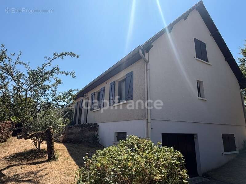Maison à vendre 7 pièces  de 141 m2 Saint Georges sur Baulche (89) 4 chambres.  Sous sol.  Terrain 600 m2 - photo 2
