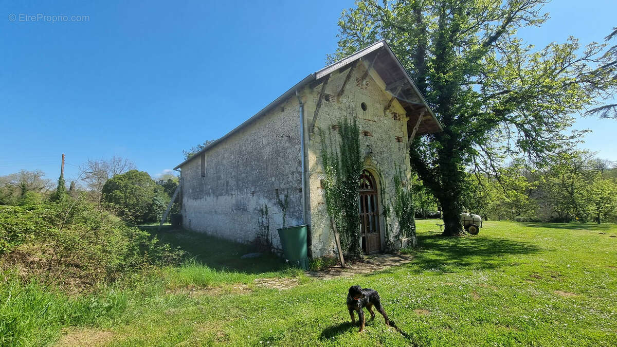 Très beau château datant du XVI ème entièrement rénové au milieu de 50 hectares et ses trois lacs situé dans l - photo 89