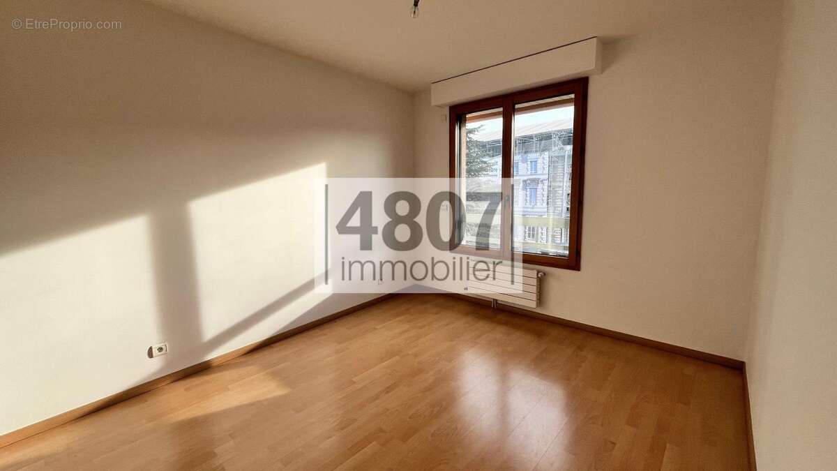 4 pièces - 93m2 habitable- Centre-ville de St Julien - photo 5