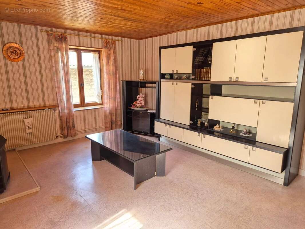 Maison en pierre sur trois niveaux avec dépendances et terrain - photo 7