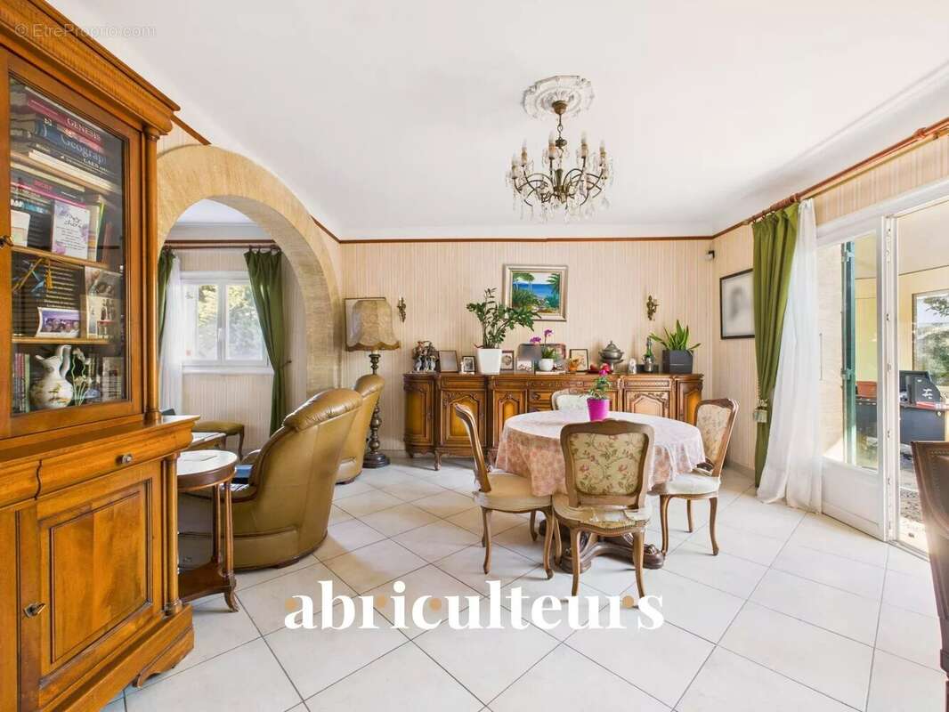 Maison à LA ROQUE-D&#039;ANTHERON