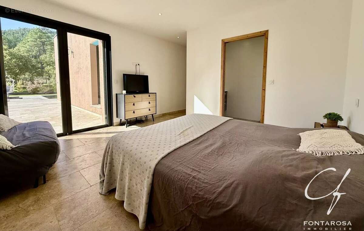 Maison à BAGNOLS-EN-FORET