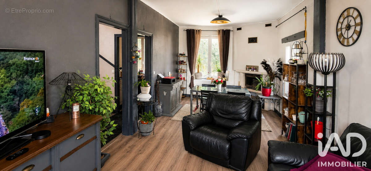 Maison 205 m² à Vassens  - photo 3