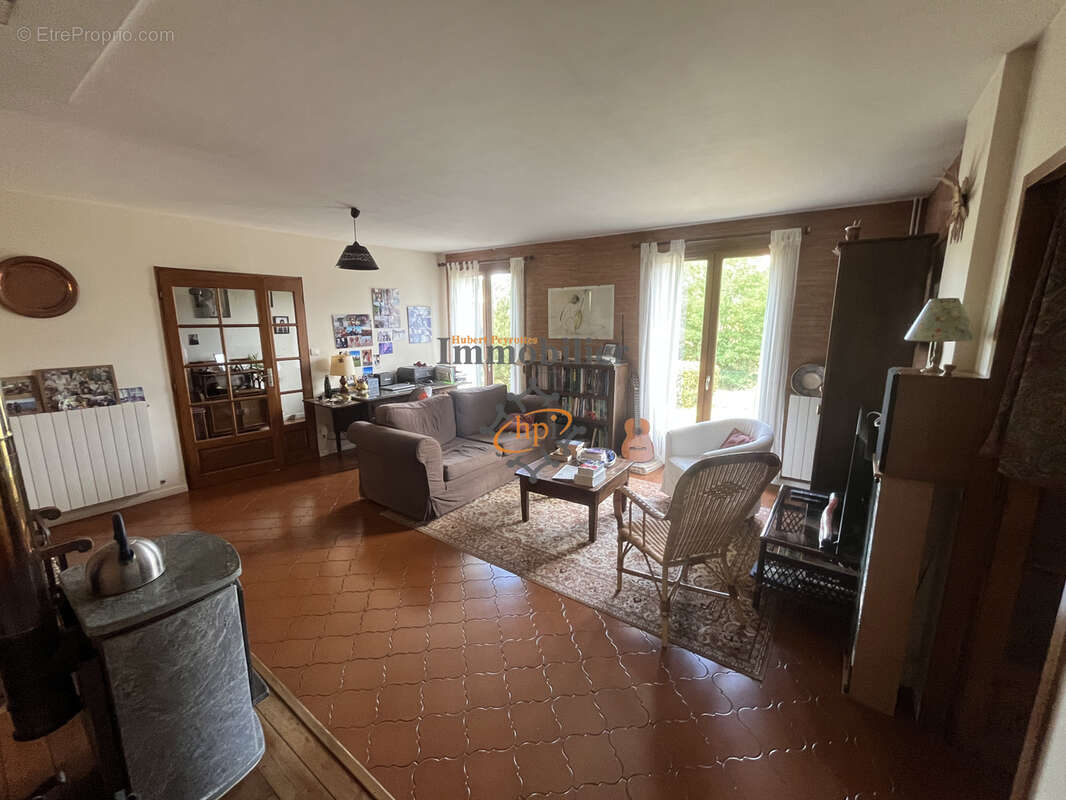 Maison individuelle avec garage, dépendances et terrain attenant. - photo 3