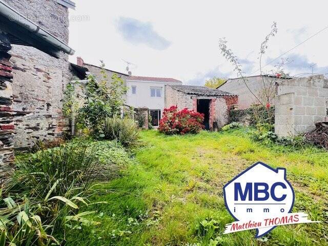 Maison à MONTREVAULT