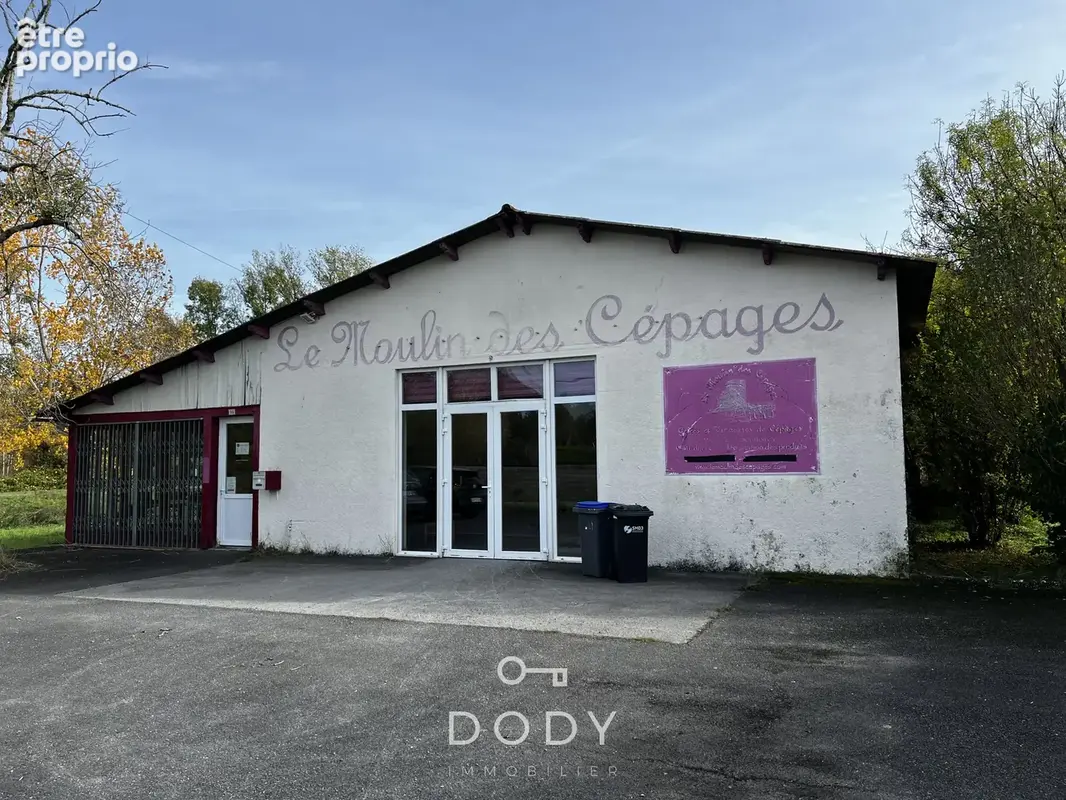 Local commercial d'env 500 m2 - photo 1