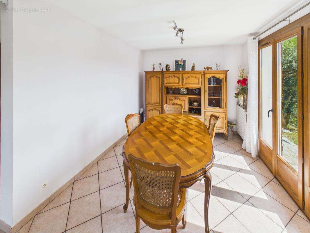 SAINT-JEOIRE-PRIEURÉ - Maison individuelle de plain-pied sur terrain de 1760 m² - photo 7